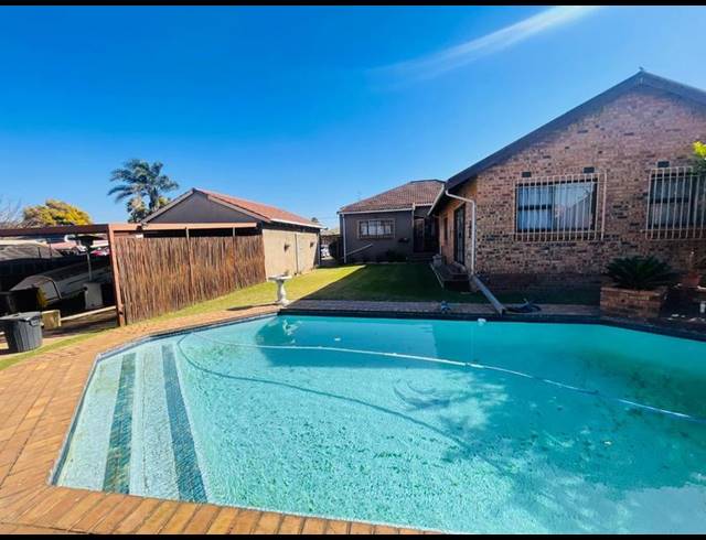 5 BEDROOM HOUSE FOR SALE IN PRIMROSE EAST